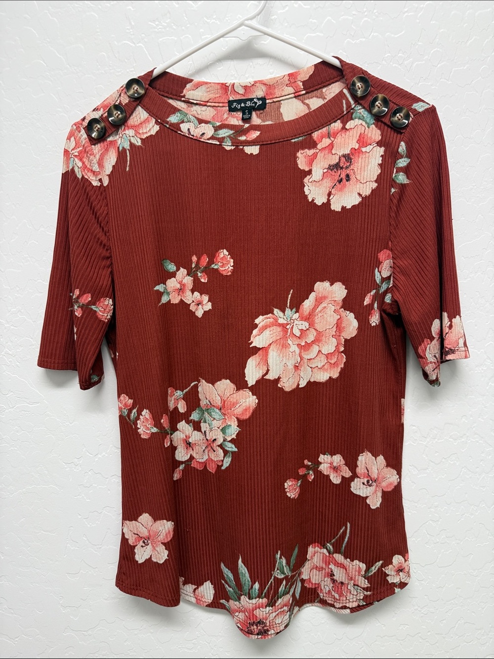 Floral Button-Shoulder Ribbed Short Sleeve Top in Rust